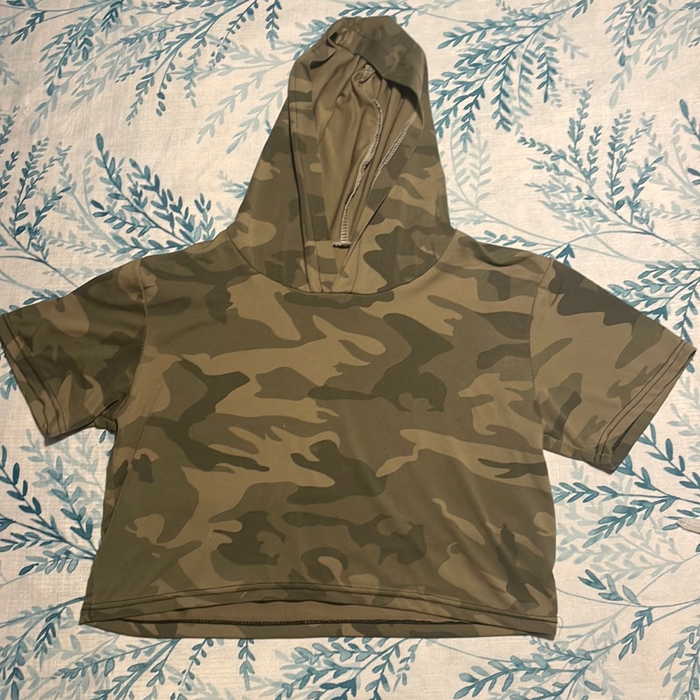 Small cropped camo top with hood